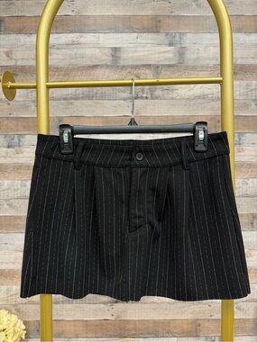 Sincerely Jules black w/ white pinstripe pleated mini skirt